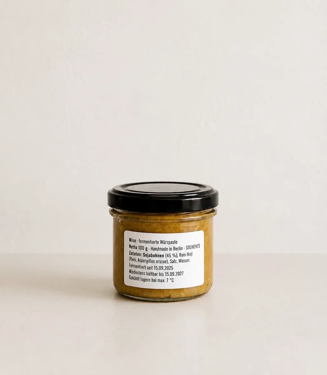 Rückseite eines Glases SOLMENTS Miso mit dem Etikett: fermentierte Würzpaste, Netto 100 g, Zutaten Sojabohnen und Reis-Koji.